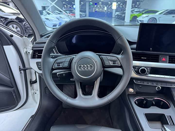 Фото 6 - Audi A4L