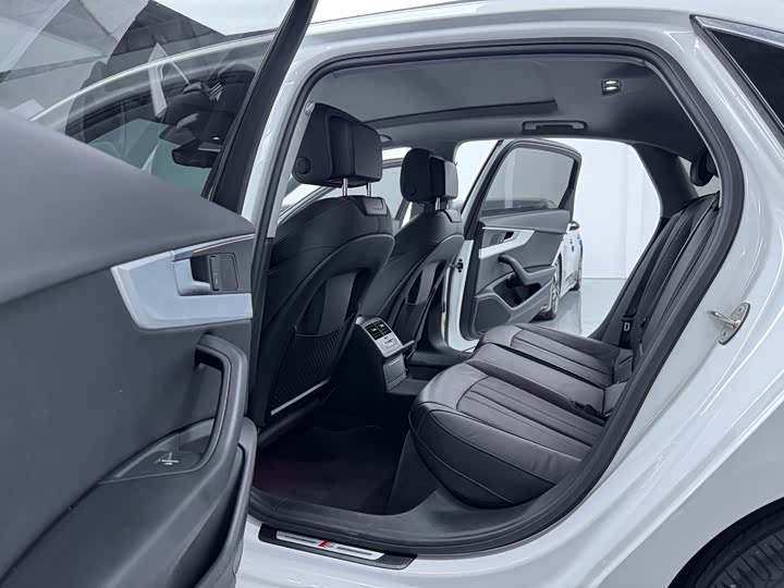 Фото 9 - Audi A4L