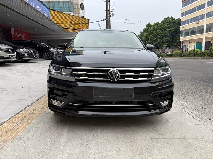 Фото 2 - Volkswagen Tiguan L Pro