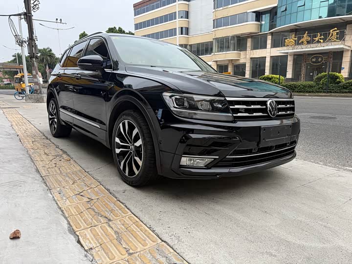 Фото 3 - Volkswagen Tiguan L Pro