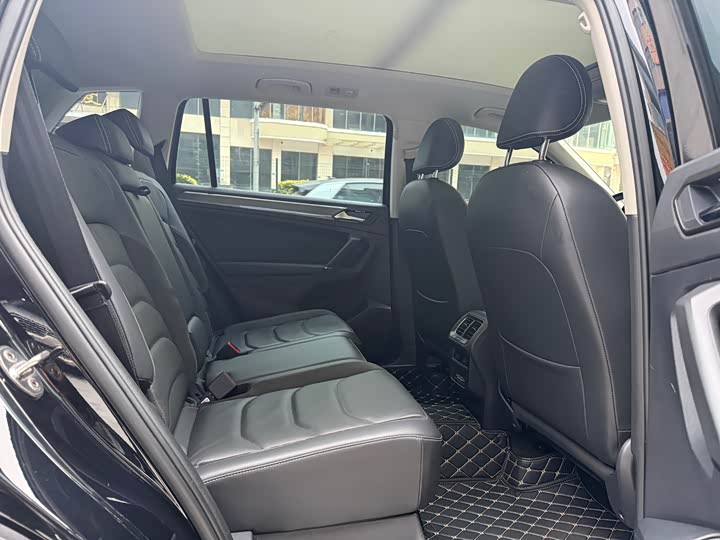 Фото 8 - Volkswagen Tiguan L Pro