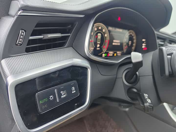 Фото 10 - Audi A6L