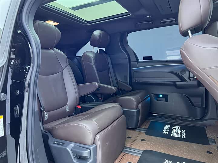 Фото 23 - Toyota Sienna