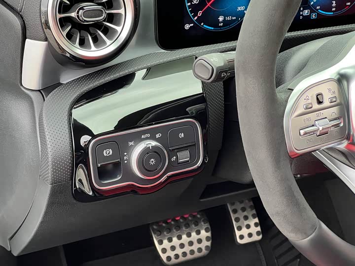 Фото 22 - Mercedes-Benz CLA-Class AMG