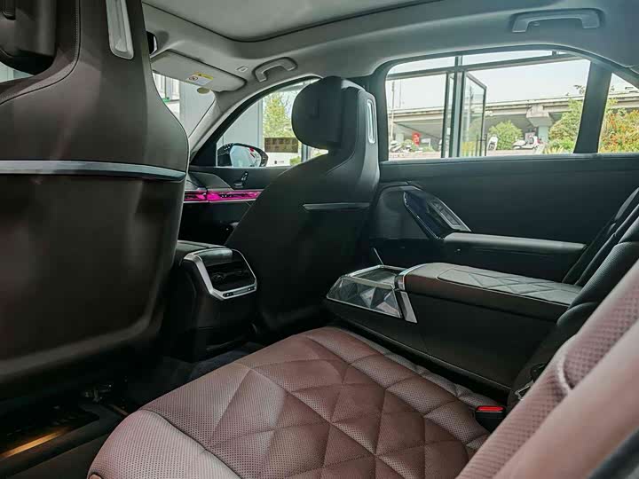 Фото 13 - BMW 7 Series