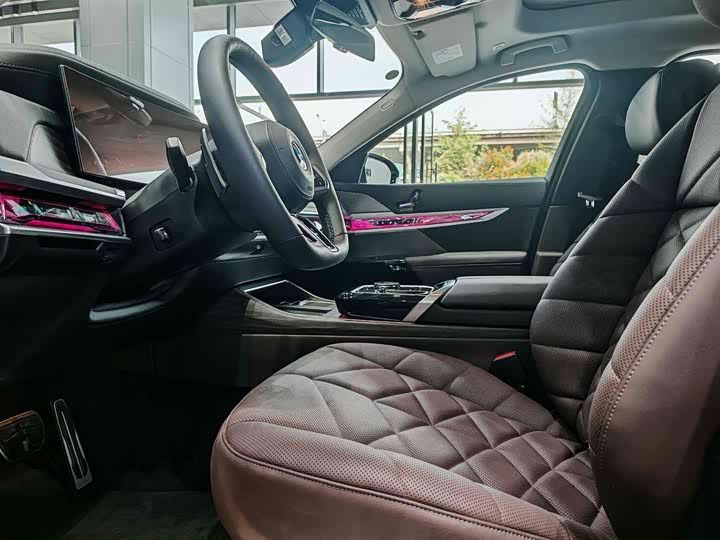 Фото 14 - BMW 7 Series