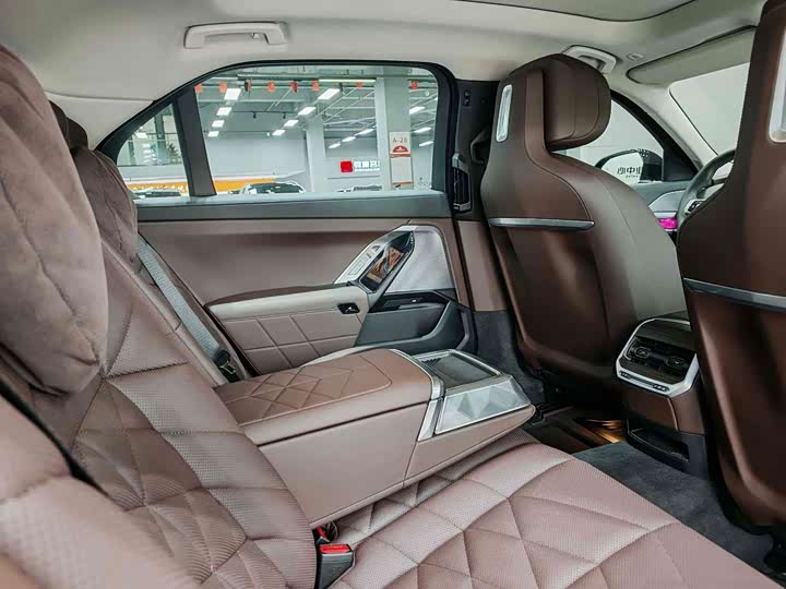 Фото 17 - BMW 7 Series