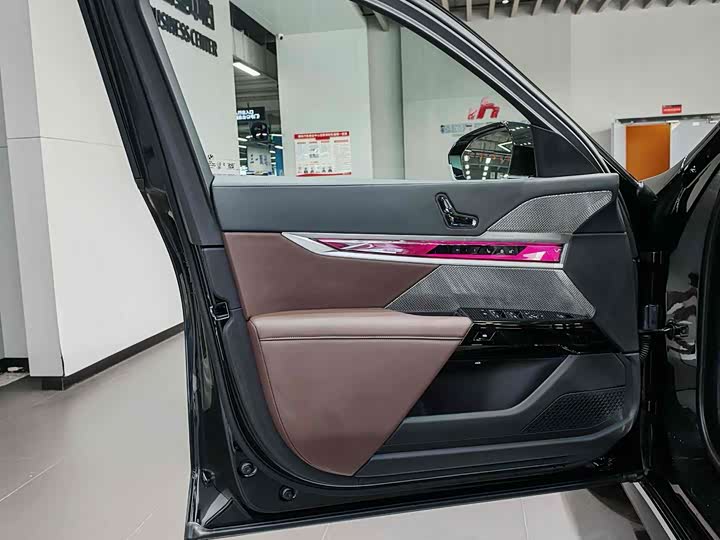 Фото 8 - BMW 7 Series