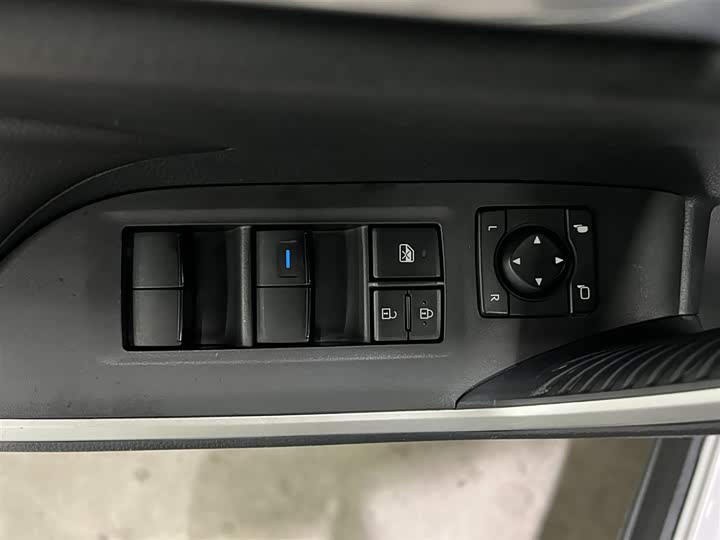 Фото 10 - Toyota RAV4