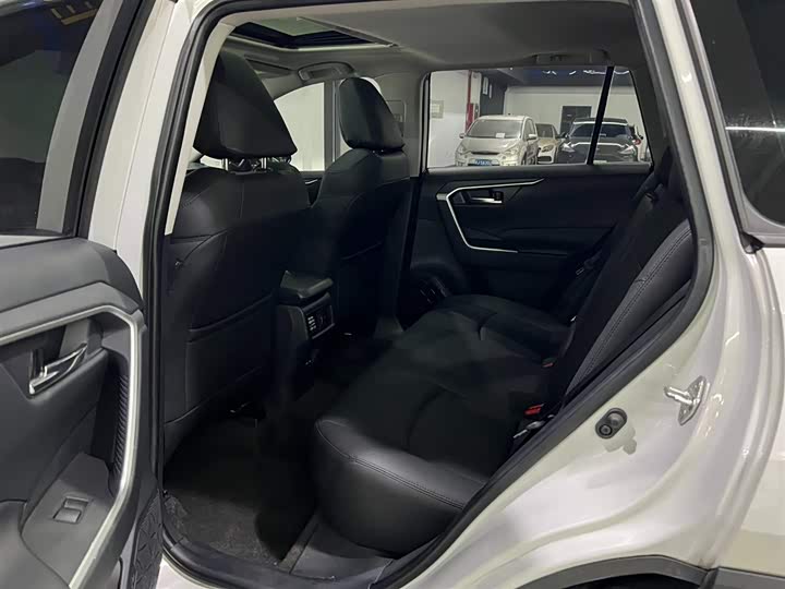 Фото 11 - Toyota RAV4