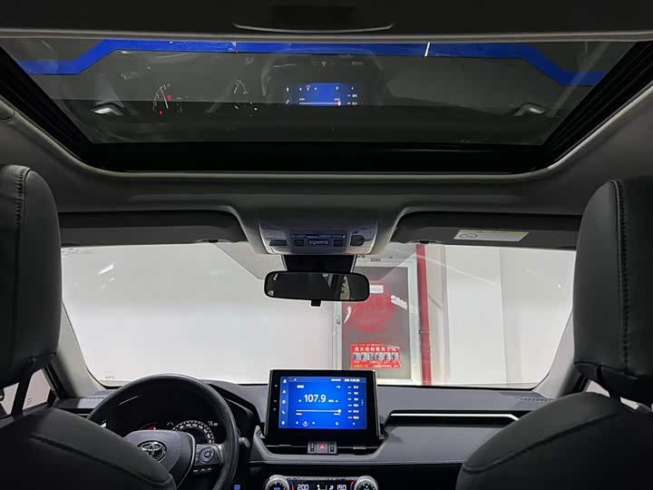 Фото 12 - Toyota RAV4