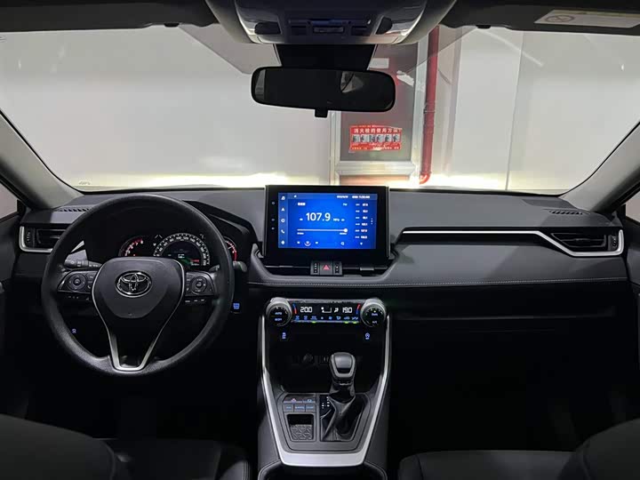 Фото 13 - Toyota RAV4