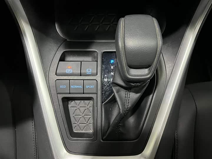 Фото 15 - Toyota RAV4