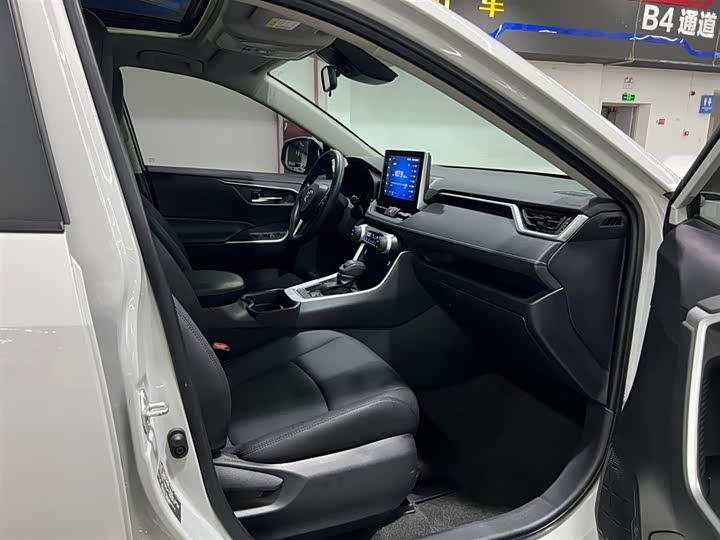 Фото 18 - Toyota RAV4