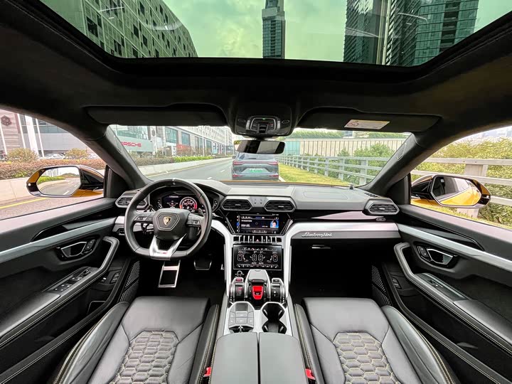 Фото 11 - Lamborghini Urus