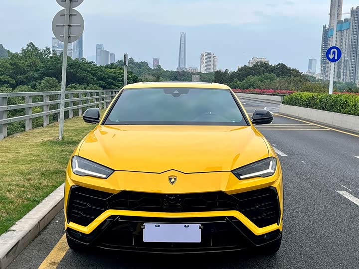 Фото 2 - Lamborghini Urus