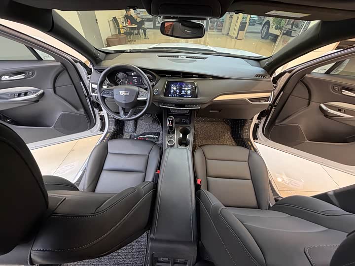 Фото 10 - Cadillac XT4