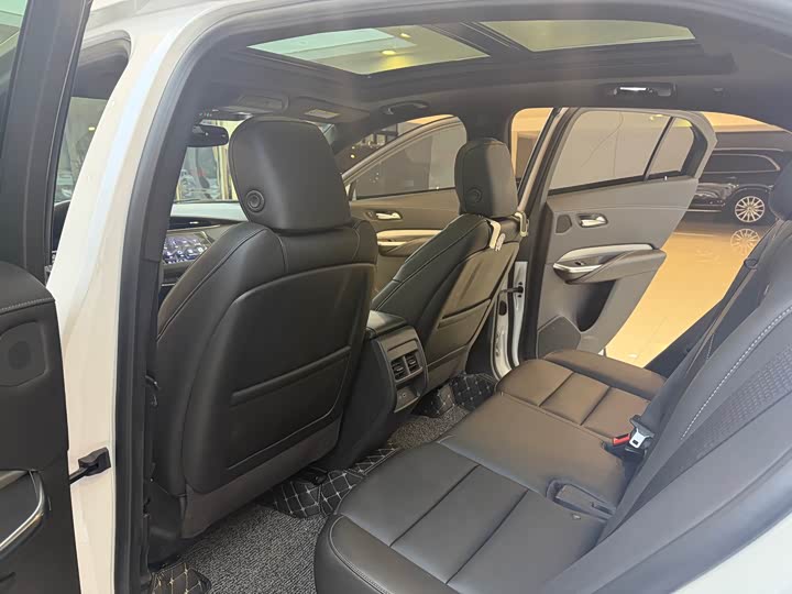 Фото 13 - Cadillac XT4