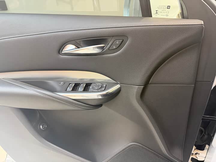 Фото 4 - Cadillac XT4