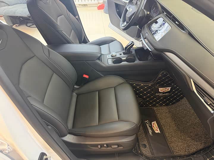 Фото 8 - Cadillac XT4