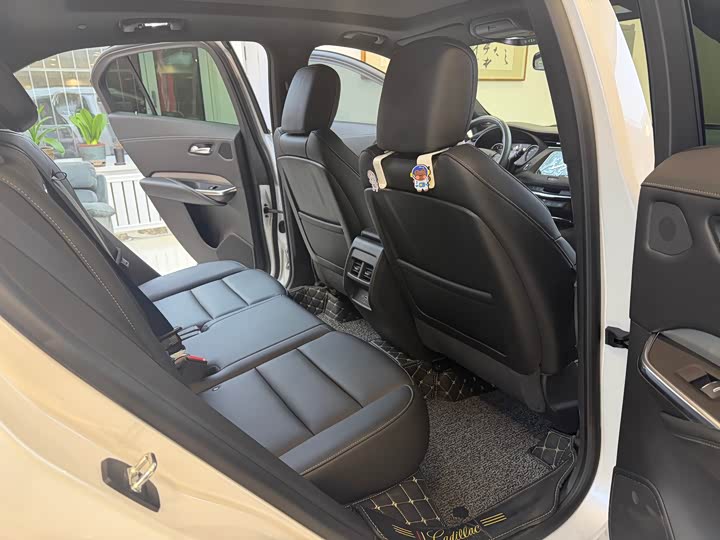 Фото 9 - Cadillac XT4