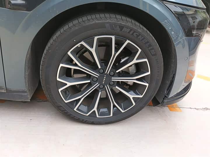 Фото 31 - Zeekr 007