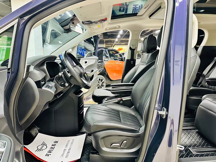 Фото 15 - Roewe iMax 8