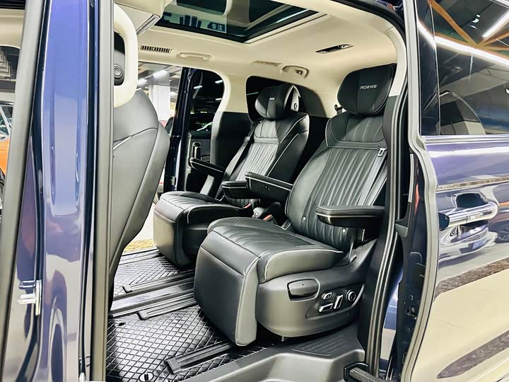 Фото 16 - Roewe iMax 8