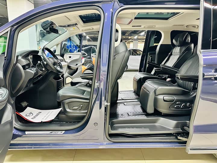 Фото 17 - Roewe iMax 8