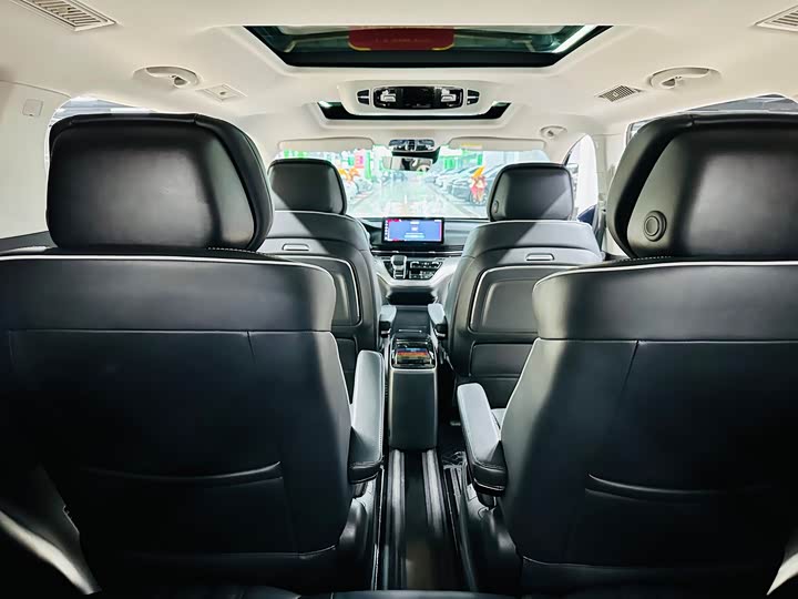 Фото 19 - Roewe iMax 8