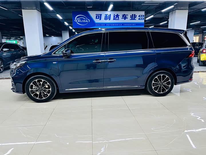 Фото 2 - Roewe iMax 8