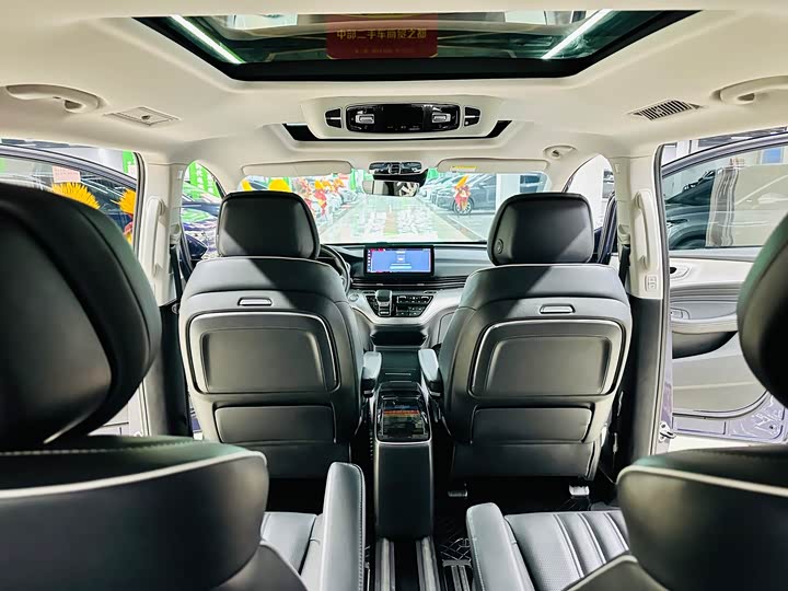 Фото 20 - Roewe iMax 8