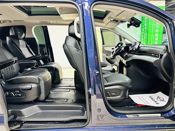 Фото 21 - Roewe iMax 8