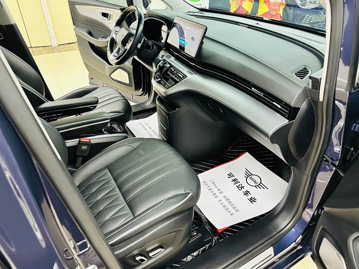 Фото 25 - Roewe iMax 8