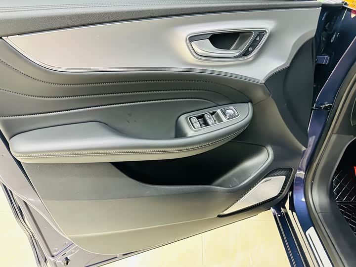 Фото 31 - Roewe iMax 8