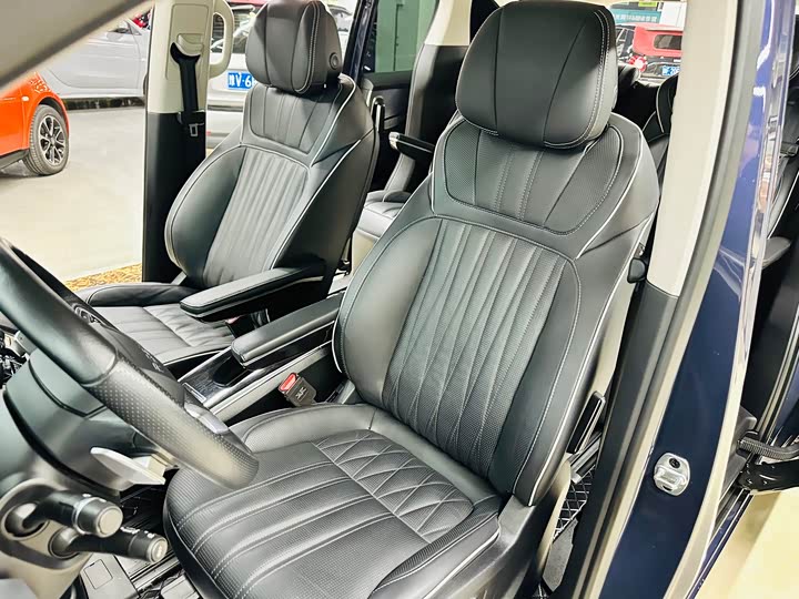 Фото 32 - Roewe iMax 8