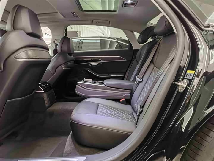 Фото 10 - Audi A8