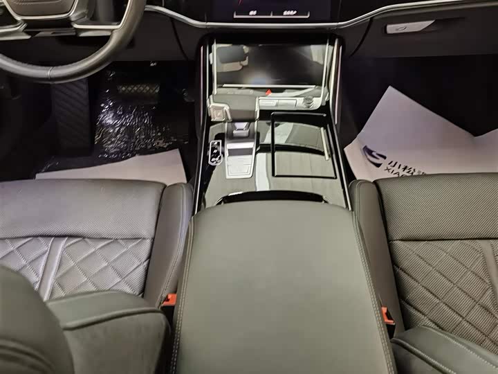 Фото 13 - Audi A8