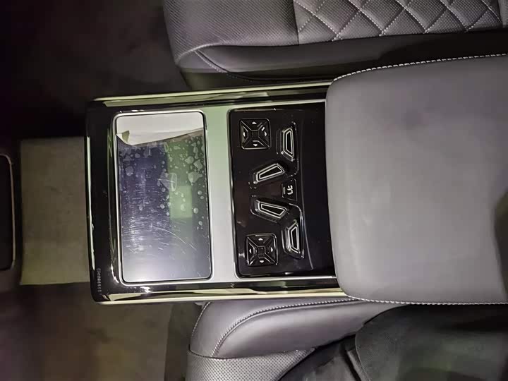 Фото 15 - Audi A8