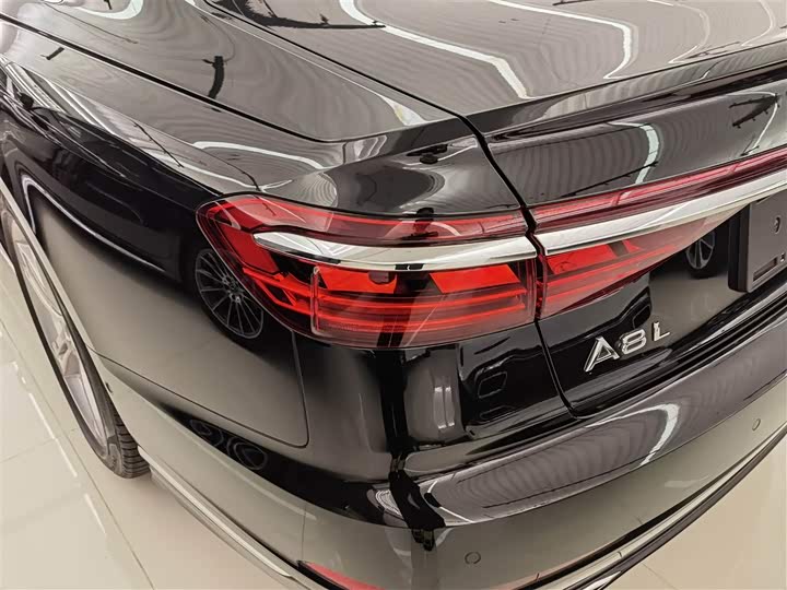 Фото 5 - Audi A8