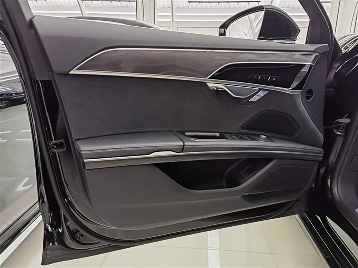 Фото 7 - Audi A8