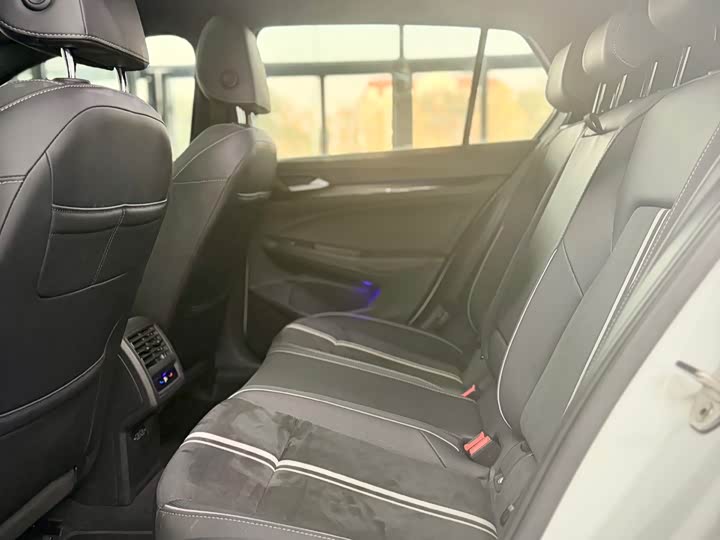 Фото 16 - Volkswagen Golf