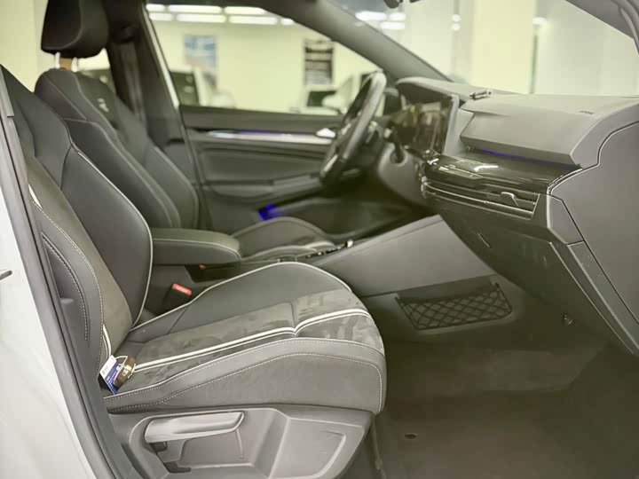 Фото 23 - Volkswagen Golf