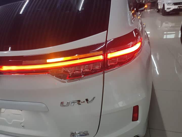 Фото 8 - Honda UR-V