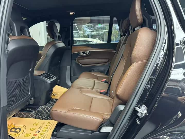 Фото 8 - Volvo XC90