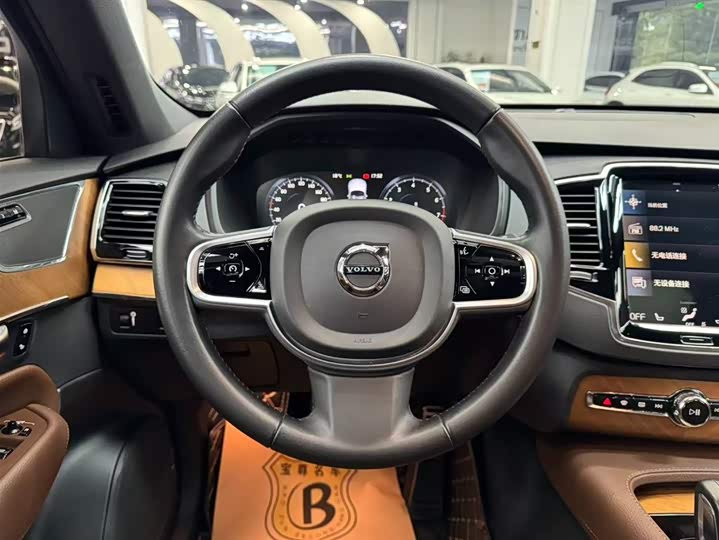 Фото 9 - Volvo XC90