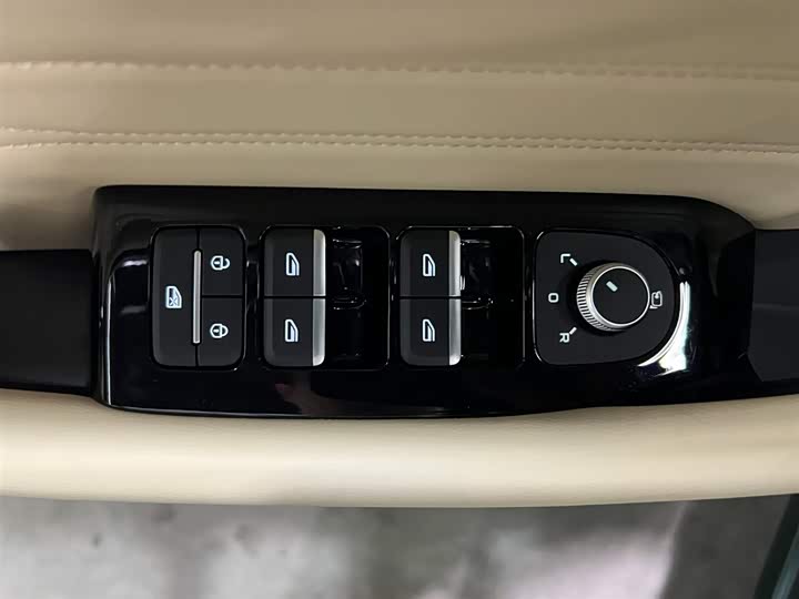 Фото 12 - Geely Monjaro