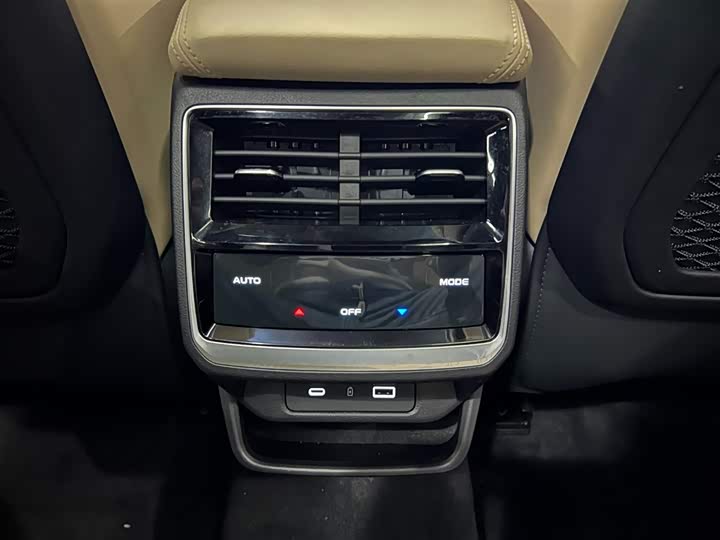 Фото 14 - Geely Monjaro