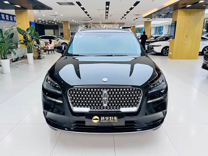 Фото 2 - Lincoln Corsair