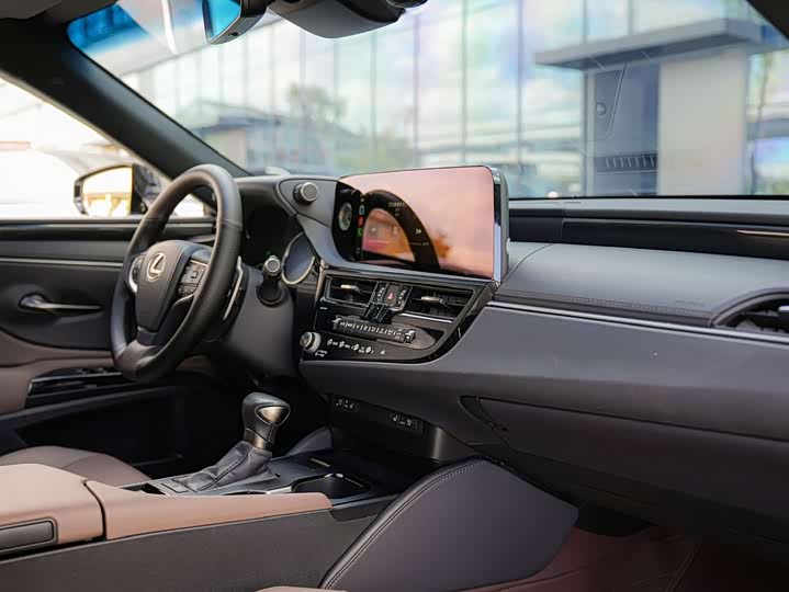 Фото 10 - Lexus ES